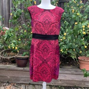 Beautiful sheath dress by Maggy London - Size 14